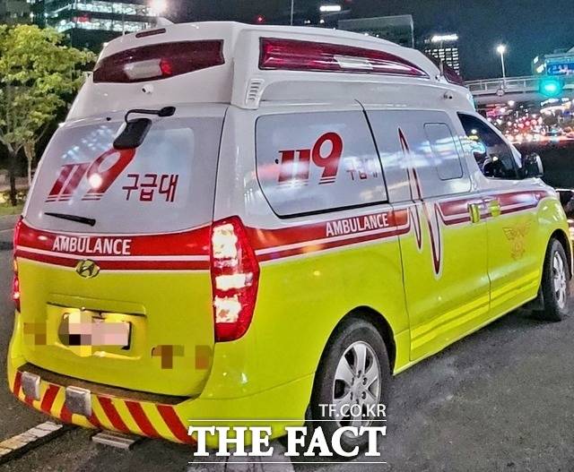 18일 오후 충북 청주시 흥덕구 옥산면 덕촌리의 한 도로에서 도로 도색작업을 하던 차량과 5톤 화물차가 추돌했다. 사진은 기사 내용과 무관./더팩트DB.