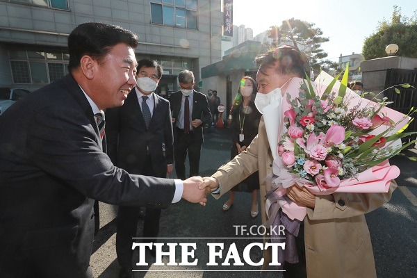 18일 오전 청주시청을 방문한 김영환 충북도지사가 민선 8기 도정 운영 방향에 대해 열변을 토했다. /충북도, 청주시.