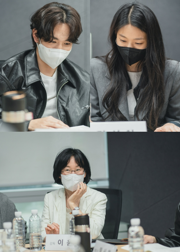 김설현, 임시완이 주연을 맡은 아무것도 하고 싶지 않아가 화기애애한 대본 리딩 현장을 공개했다. /KT스튜디오지니