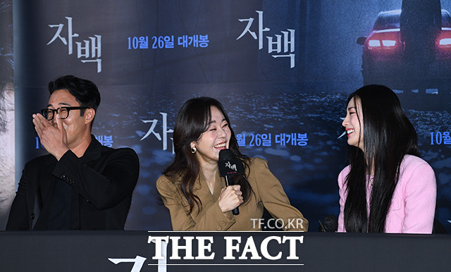 배우 소지섭과 김윤진, 나나(왼쪽부터)가 18일 오후 서울 광진구 롯데시네마 건대입구에서 열린 영화 자백의 언론시사회에 참석해 웃으며 대화를 나누고 있다. /이동률 기자