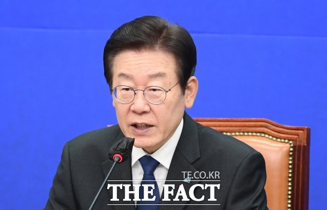 공직선거법 위반 혐의로 불구속 기소된 이재명(사진) 더불어민주당 대표 측이 18일 첫 재판에서 공소사실을 부인했다. /이새롬 기자