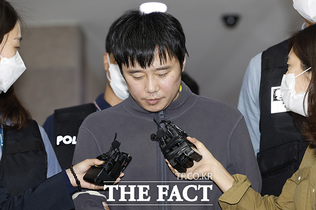 신당역 살인 사건 피고인 전주환(가운데)이 지난달 21일 오전 서울 중구 남대문경찰서에서 검찰로 송치되고 있다. /이동률 기자