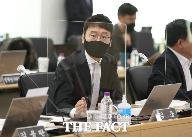 18일 오전 경기도청에서 열린 2022년 행정안전위원회 국정감사에서 국민의힘 김웅 의원이 의사진행 발언을 하고 있다./경기도 제공