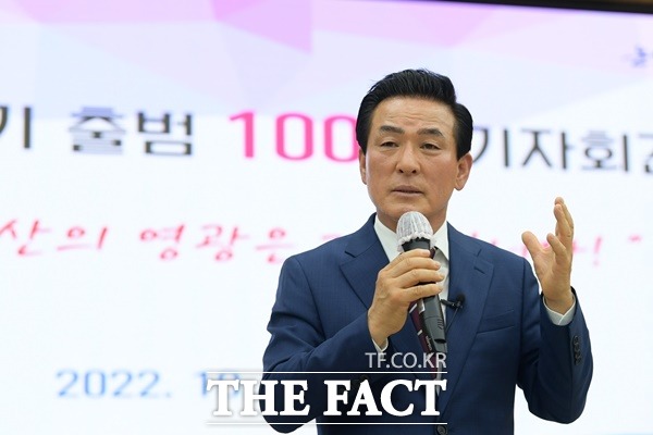 백성현 논산시장이 취임 100일 기자간담회에서 논산을 새롭게 변화 시키는 군수 산업 도시로 만들겠다고 말하고 있다./논산시청