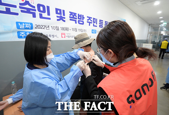 18일 오후 서울역 희망지원센터에서 의료진이 주거 취약계층을 대상으로 독감 예방주사를 놓고 있다. / 사노피 제공