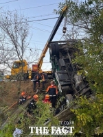  청주서 음식물 쓰레기 운반차량 추락...운전자 심정지