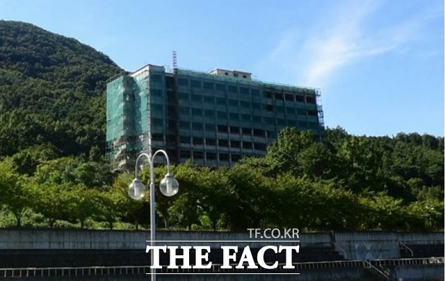 2018년 폐교된 서남대학교 아산캠퍼스 모습. 골조공사만 마친 뒤 방치되 있다. / 아산시 제공