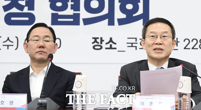 이종호 과학기술정보통신부 장관(오른쪽)이 19일 오전 서울 여의도 국회에서 열린 카카오 데이터센터 화재 관련 당정 협의회에 참석해 모두 발언하고 있다.