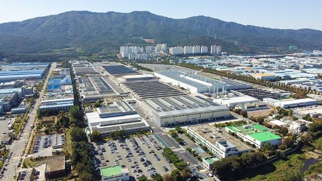 한국GM의 창원공장 전경. 한국GM은 오는 2023년부터 창원공장에서 신형 크로스오버 유틸리티 차량(CUV)를 생산한다는 계획이다. /한국GM 제공