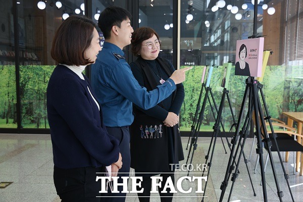 충북경찰청은 19일 제77주년 경찰의 날을 맞아 재직 30년 근무자를 위한 캐리커처 전시회를 열었다. /충북경찰청.