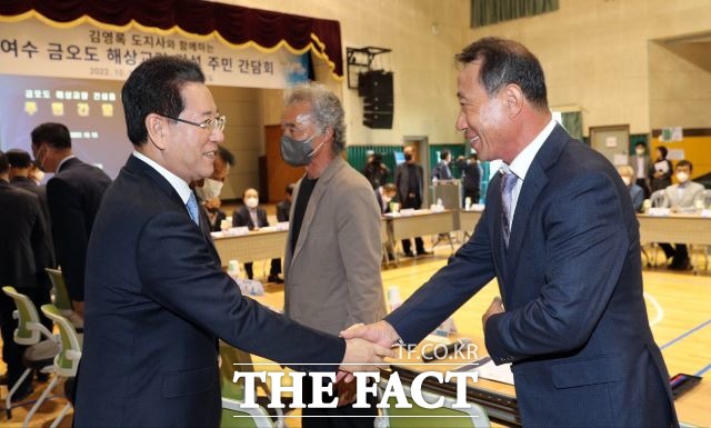 김영록 전남도지사가 19일 금오도를 방문, 민생현장 간단회를 갖고 있다. /전남도 동부본부 제공