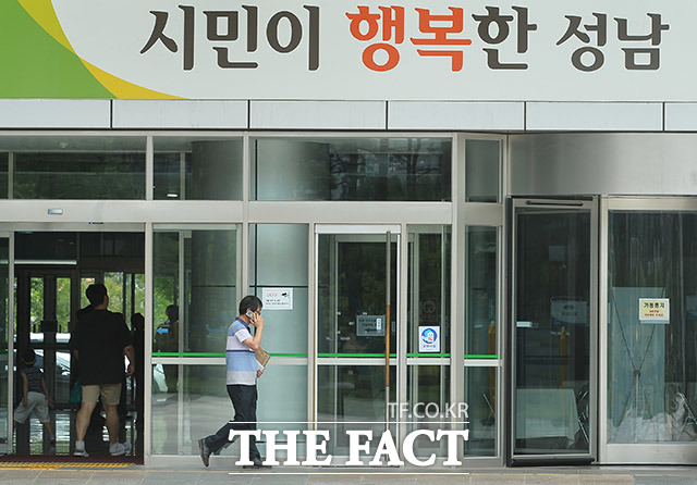 성남FC 후원금 의혹을 수사 중인 검찰이 성남시청을 사흘째 압수수색하고 있다./더팩트 DB