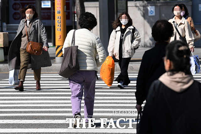 쌀쌀한 날씨를 보인 지난 11일 오전 서울 중구 동대문디자인플라자(DDP) 인근에 시민들이 두툼해진 옷차림으로 이동하고 있다./남용희 기자