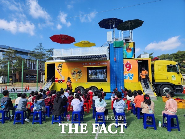 충북안전체험관은 최근 열린 괴산유기농산업엑스포에서 ‘찾아가는 이동 안전교육’을 펼쳐 방문객들로부터 큰 호응을 받았다고 19일 밝혔다. /충북안전체험관.