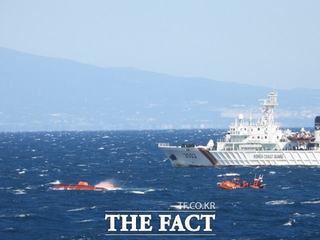 마라도 선박에서 전복 선박에 대한 2일차 수색동안 30회에 걸친 수중수색이 이뤄졌지만 심한 와류로 인해 선실 진입에는 실패했다./서귀포해양경찰서 제공