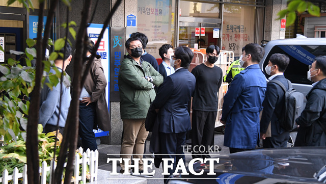 검찰이 민주연구원 압수수색을 시도한 가운데, 19일 오후 서울 여의도 더불어민주당사 앞에서 당직자들과 검찰 수사관들이 대치하고 있다.