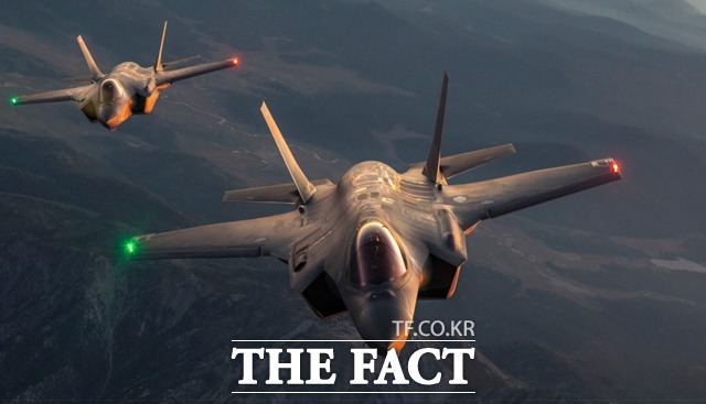 미국 방산업체 록히드마틴이 생산하는 F-35 스텔스 전투기 2대가 편대비행을 하고 있다.록히드마틴은 18일 시장예상치를 웃도는 분기 실적을 발표해 뉴욕증시 주요 지수 상승을 이끌었다./록히드마틴