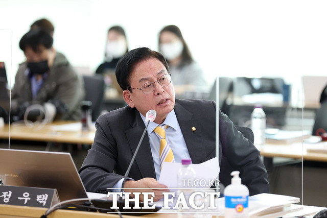 국민의힘 정우택 의원이 18일 경기도청에서 열린 국회 행정안전위원회 경기도에 대한 국정감사에서 질의하고 있다./경기도 제공