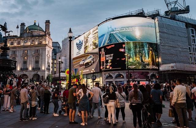 삼성전자가 영국 런던 피카딜리 광장(사진) 등 글로벌 주요 랜드마크 대형 LED 전광판을 통해 부산엑스포 홍보 영상을 상영한다. /삼성전자 제공