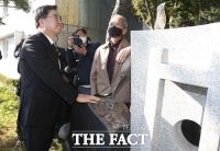  상처 받은 영혼을 위로하는 김동연 지사[포토]