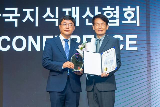 20일 오전 그랜드 하얏트 서울 호텔에서 진행된 2022 지식재산경영기업상 시상식에서 류동현 특허청 차장(왼쪽)과 최원호 효성 중공업연구소장이 기념촬영을 하고 있다. /효성 제공