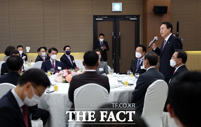 윤석열 대통령이 19일 서울 용산 국방컨벤션센터에서 열린 국민의힘 원외당협위원장 초청 오찬에서 발언하고 있다. /대통령실 제공