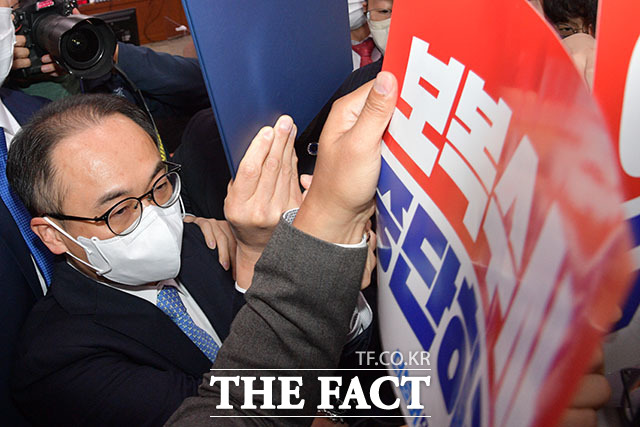 이원석 검찰총장이 20일 오후 서울 여의도 국회에서 열린 법제사법위원회의 대검찰청에 대한 국정감사에 출석해 더불어민주당 의원을 뚫고 선서문을 제출하고 있다. 이날 국정감사는 더불어민주당 소속 의원들과 협의 없이 개의돼 여야 간의 강한 마찰을 빚었다. /남윤호 기자