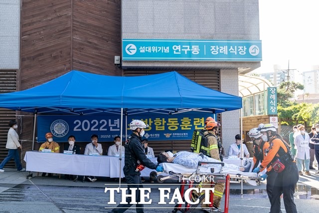 20일 전북 전주예수병원이 전주완산소방서와 소방 합동훈련을 진행하고 있다. /전주예수병원 제공