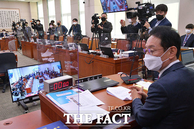 발언하는 김도읍 위원장 너머로 민주당 의원들의 빈 자리.
