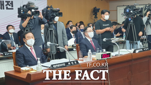 국감장에 대기 중인 최민호 세종시장과 이장우 대전시장 / 대전=최영규 기자