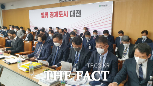 국감장에서 대기 중인 대전시청 공무원들 / 대전=최영규 기자