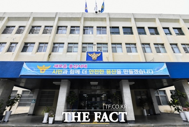 함께 술을 마시던 지인과 말다툼하다 흉기로 찌르고 도망간 혐의를 받는 50대 남성이 구속 상태로 검찰에 넘겨졌다. /윤웅 기자