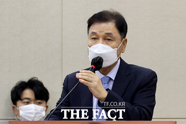 김동연 일양약품 대표이사가 20일 오후 서울 여의도 국회 보건복지위원회에서 열린 보건복지부, 질병관리청, 국민건강보험공단, 식품의약품안전처 등 산하기관에 대한 종합감사에 증인으로 출석해 일양약품 코로나 치료제 주가 조작 관련 신현영 더불어민주당 의원의 질의에 답변하고 있다. /국회=남윤호 기자