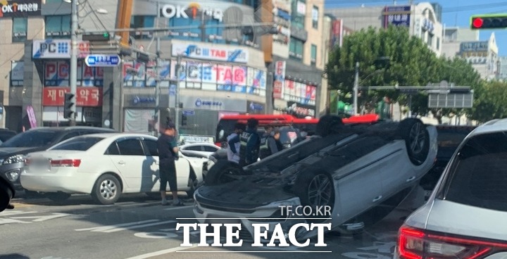 20일 오후 1시쯤 충북 청주시 서원구 사창동 사거리에서 음주 상태로 40대 A씨가 몰던 승용차가 중앙선 넘어 신호 대기 중이던 차량을 들이받았다. /청주서부소방서.