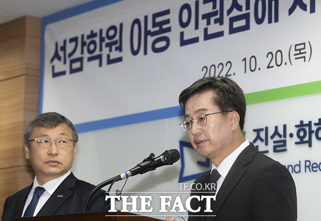 김동연 경기도지사(오른쪽)가 취재진의 질문에 답하고 있다.