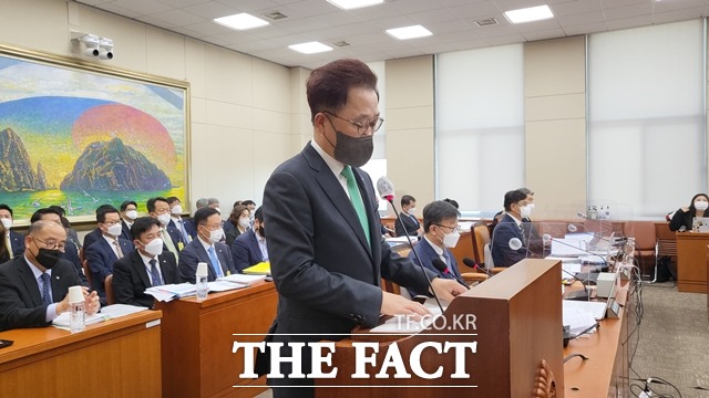 강석훈 산업은행 회장이 20일 서울 국회 정무위원회 국정감사에 참석해 업무현황을 보고하고 있다. /정소양 기자