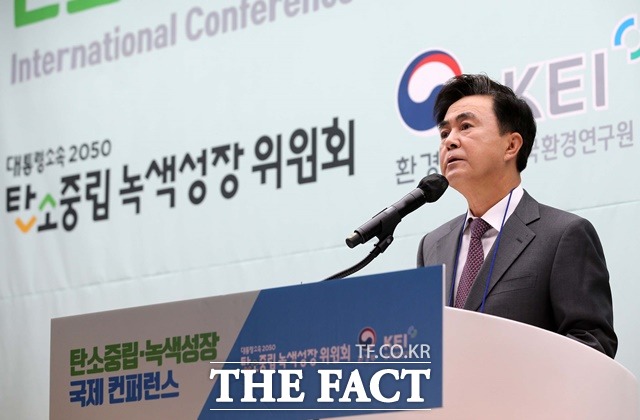 김태흠 충남도지사가 20일 서울 프레지던트 호텔에서 열린 탄소중립 녹색성장 국제 컨퍼런스에 참석해 축사를 하고 있다. / 충남도 제공