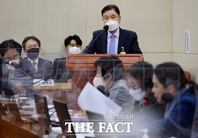 일양약품 코로나 치료제 주가 조작 관련 질의에 답변하는 김동연 대표.