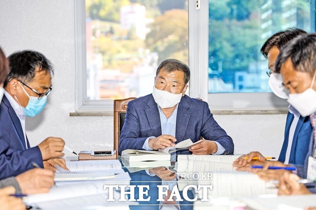 이승화 산청군수가 2023년도 주요 업무계획 보고회를 갖고 있다./산청군 제공