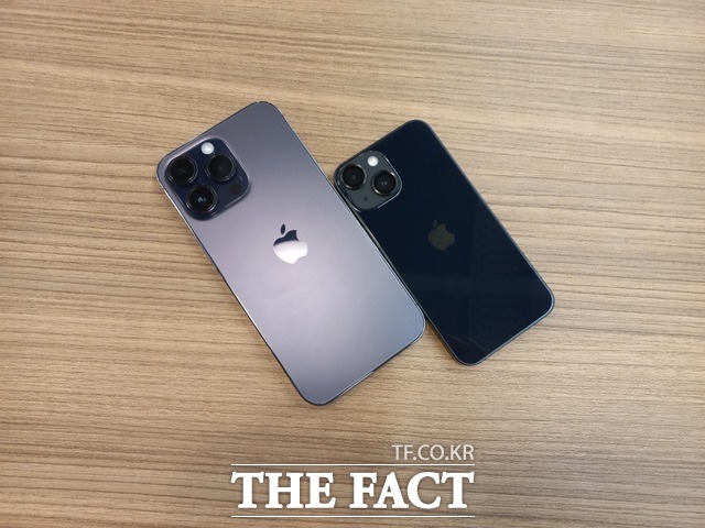 애플이 지난 7일 아이폰 14 시리즈를 한국에 출시했다. 사진은 아이폰14 프로맥스 딥퍼플 모델(왼쪽)과 아이폰 13 미니 블랙 제품. /최문정 기자