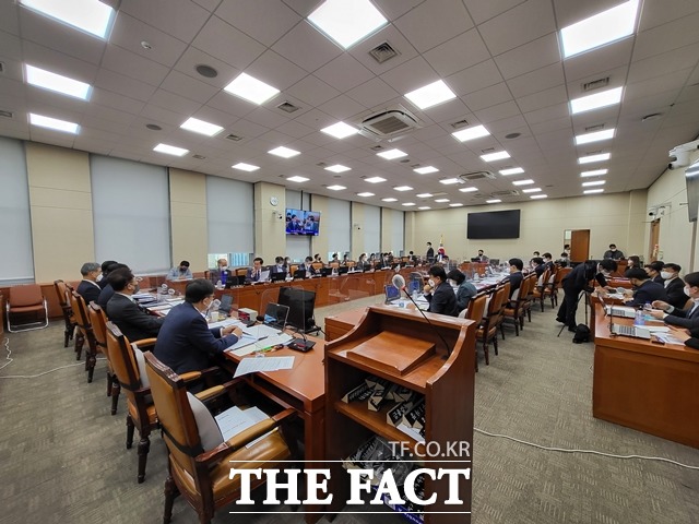 20일 서울 여의도 국회에서 정무위원회 국정감사가 진행되고 있다. /정소양 기자