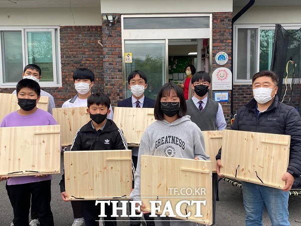 충북 영동산업과학고등학교는 21일 영동군 매곡면 소재 행복한 꿈터 공부방 지역아동센터에 학생들이 직접 만든 독서대 20개를 기부했다. /충북도교육청.