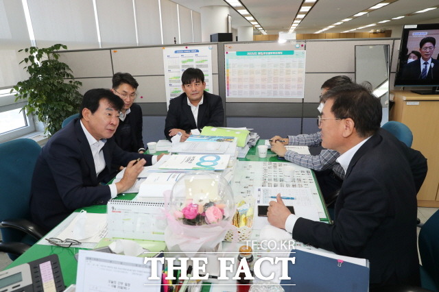 김성 장흥군수가 전남도를 찾아 예산을 협의하고 있다/장흥군 제공