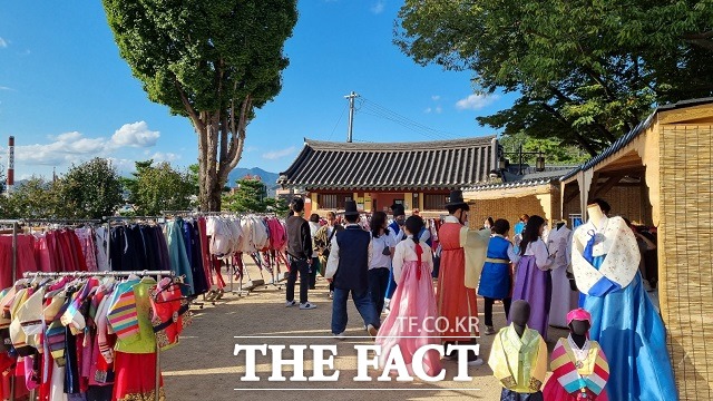 올해도 밀양 영남루 한복패션쇼 행사에서 다양한 부대행사를 즐길 수 있다. 사진은 지난해 한복 체험 행사 장면./밀양시 제공