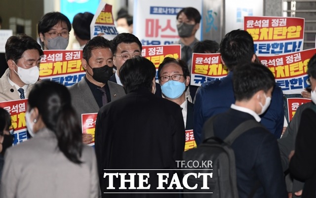 검찰이 민주연구원 압수수색을 시도한 가운데, 더불어민주당 의원들이 19일 오후 서울 여의도 더불어민주당사 앞에서 항의 손 피켓을 들고 있다. /이새롬 기자