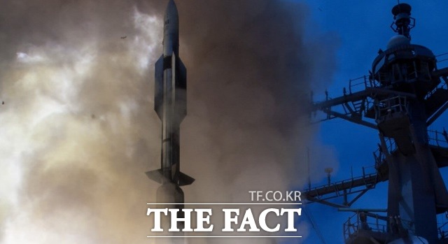 탄도미사일 요격능력이 있는 SM-6 함대공 미사일이 미 해군 이지스 구축함에서 발사되고 있다.미국이 SM-6 미사일의 일본 판매를 승인했다. /레이시온