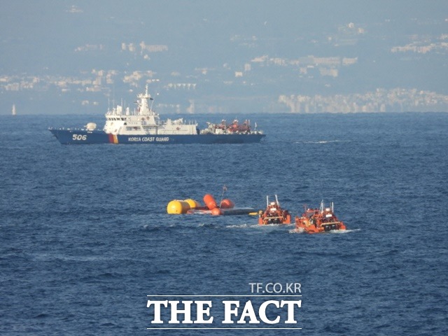 마라도 전복 어선 A호(근해연승, 29t, 승선원4명)에 대한 수색 나흘째에 들어선 가운데 선체 내에서 실종자들이 발견되지 않음에 따라 함선과 항공기를 동원한 대규모 해상수색이 이뤄진다./서귀포해양경찰서 제공