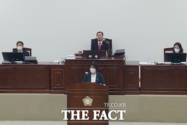 21일 대전 유성구의회 본회의장에서 하경옥 의원이 구정질문을 통해 집행부에 다중이용시설 화재 예방 대응책 마련을 촉구하고 있다. / 대전=라안일 기자