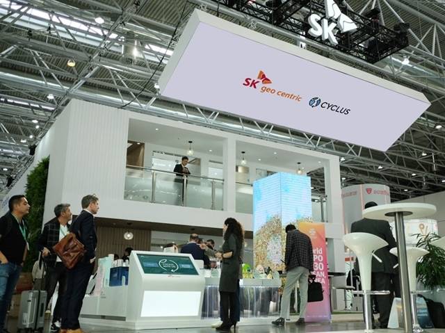 SK지오센트릭이 오는 26일까지 독일 뒤셀도르프에서 열리는 세계 최대 플라스틱·고무 산업 박람회 K 2022에 참가했다. 사진은 전시부스 전경. /SK지오센트릭 제공