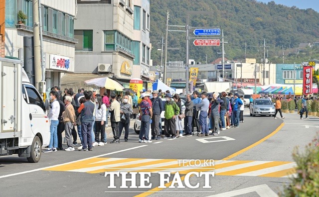 백종원 국밥거리에는 국밥을 먹기 위한 관광객들의 긴 줄이 서있을 정도로 인기가 높다. / 예산군 제공